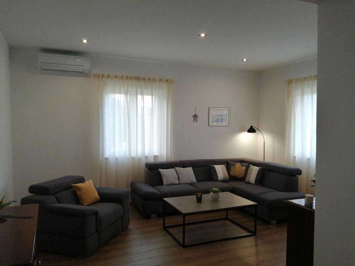 Apartments Jelka Postira Kültér fotó